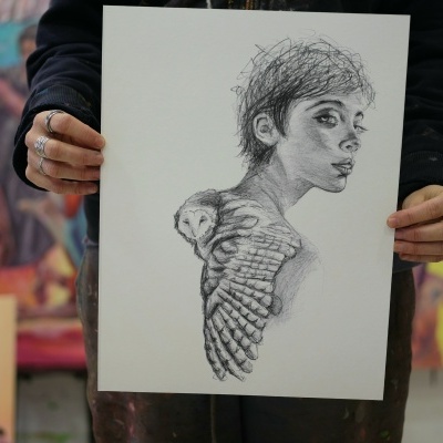 Desenho a preto e branco de figura humana com asas em papel branco