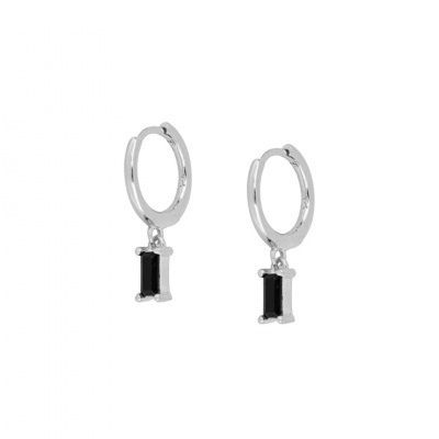 Brincos prateados com pedras pretas retangulares