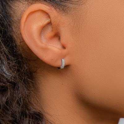 Orelha com brinco argola prateada com pedras brilhantes