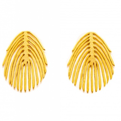 Par de brincos dourados com padrão de folha