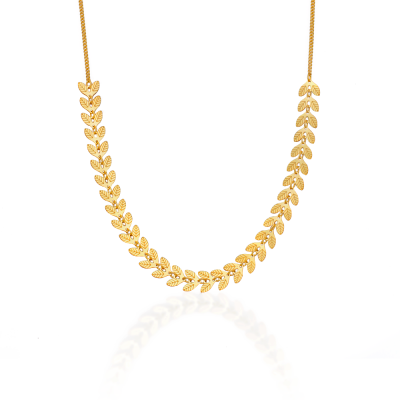 Colar dourado com folhas detalhadas pendurado sobre fundo branco
