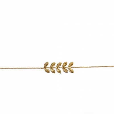 Pulseira dourada com pendente de folhas