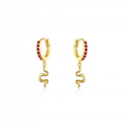 Brincos dourados com pedras vermelhas e pendente de serpente