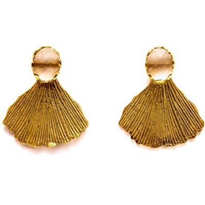 Brincos dourados com pedra oval translúcida e design em forma de concha