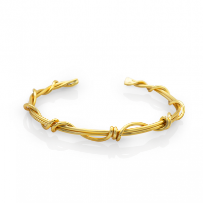 Pulseira dourada de fio torcido com nós sobre fundo branco