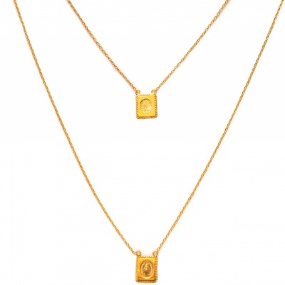Colares dourados com pendentes quadrados religiosos em relevo