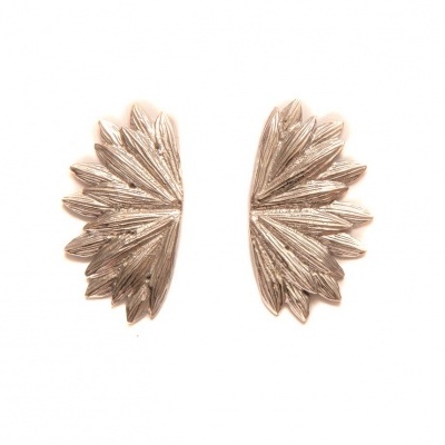 Brincos dourados em forma de folha com textura
