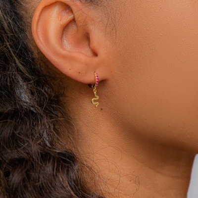 Brinco dourado com pedras cor-de-rosa e pendente letra C