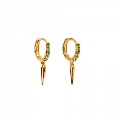 Brincos dourados com pedras verdes e pendentes em cone.