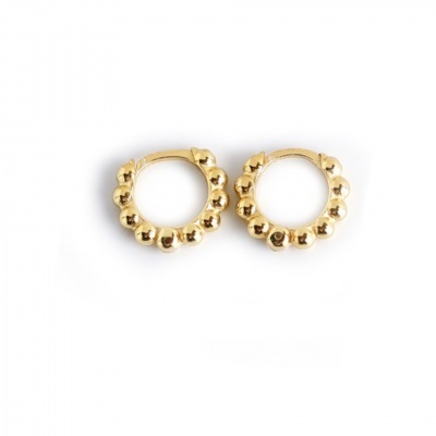 Brincos de argola dourados com esferas redondas