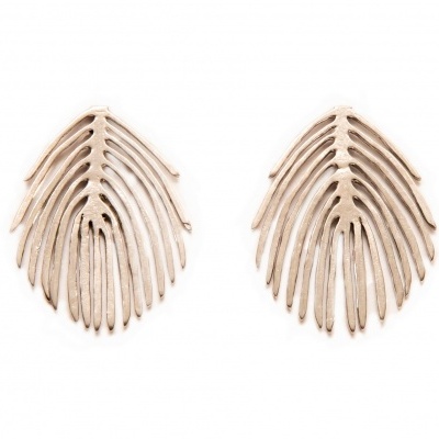 Par de brincos prateados em forma de folha sobre fundo branco