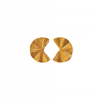 Par de brincos dourados texturizados em fundo branco
