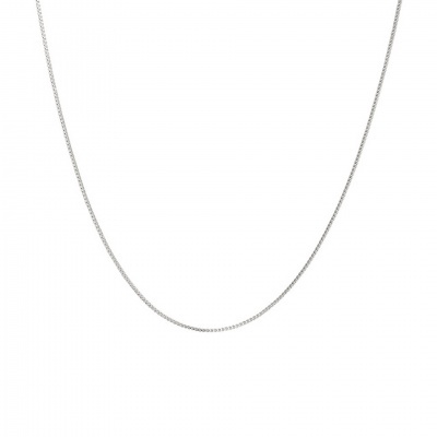 Colar fino de corrente prateada sobre fundo branco