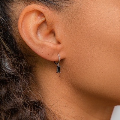 Brinco pendente com pedra preta retangular e suporte metálico prateado na orelha