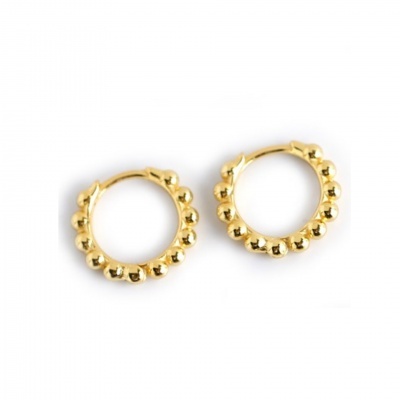 Brincos de argola dourados com esferas