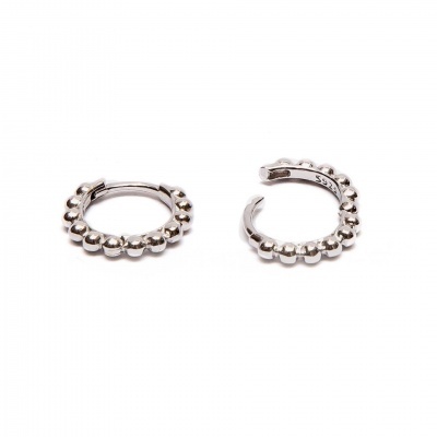Par de argolas prateadas com bolinhas