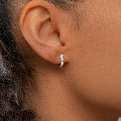 Brinco pequeno prateado em argola na orelha