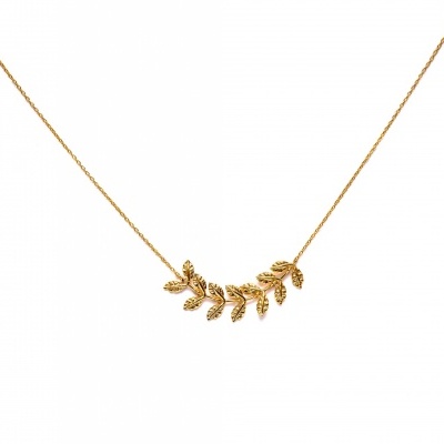 Colar dourado com pendente de raminho de folhas