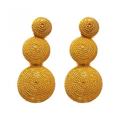 Brincos dourados de três círculos texturizados em espiral
