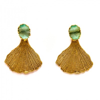 Brincos dourados em formato de concha com pedra verde oval