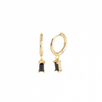 Brincos de argola dourados com pendentes de pedra preta
