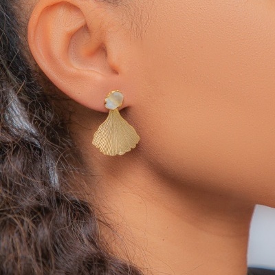 Brinco dourado em forma de concha com pedra branca