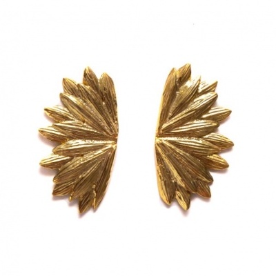 Brincos dourados com design de folhas estilizadas sobre fundo branco