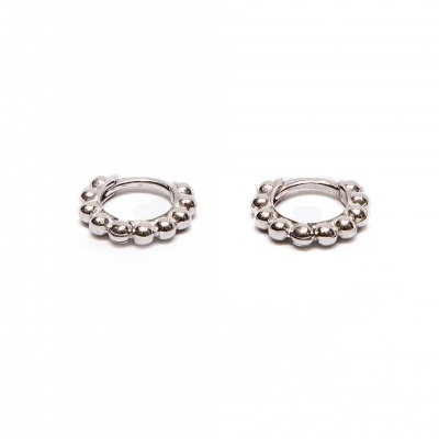 Conjunto de brincos prateados com esferas