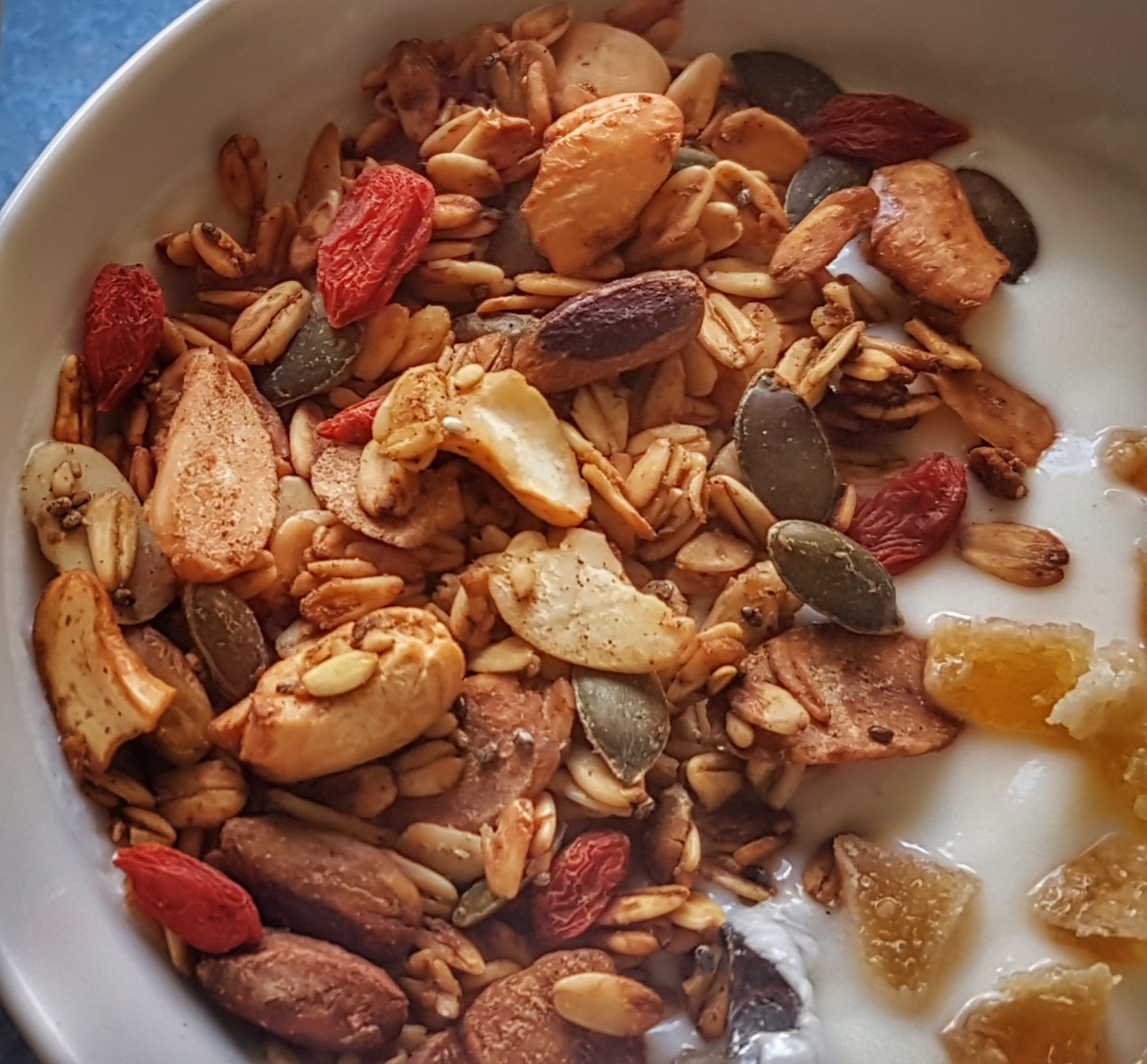 Granola com frutos secos e sementes sobre iogurte branco