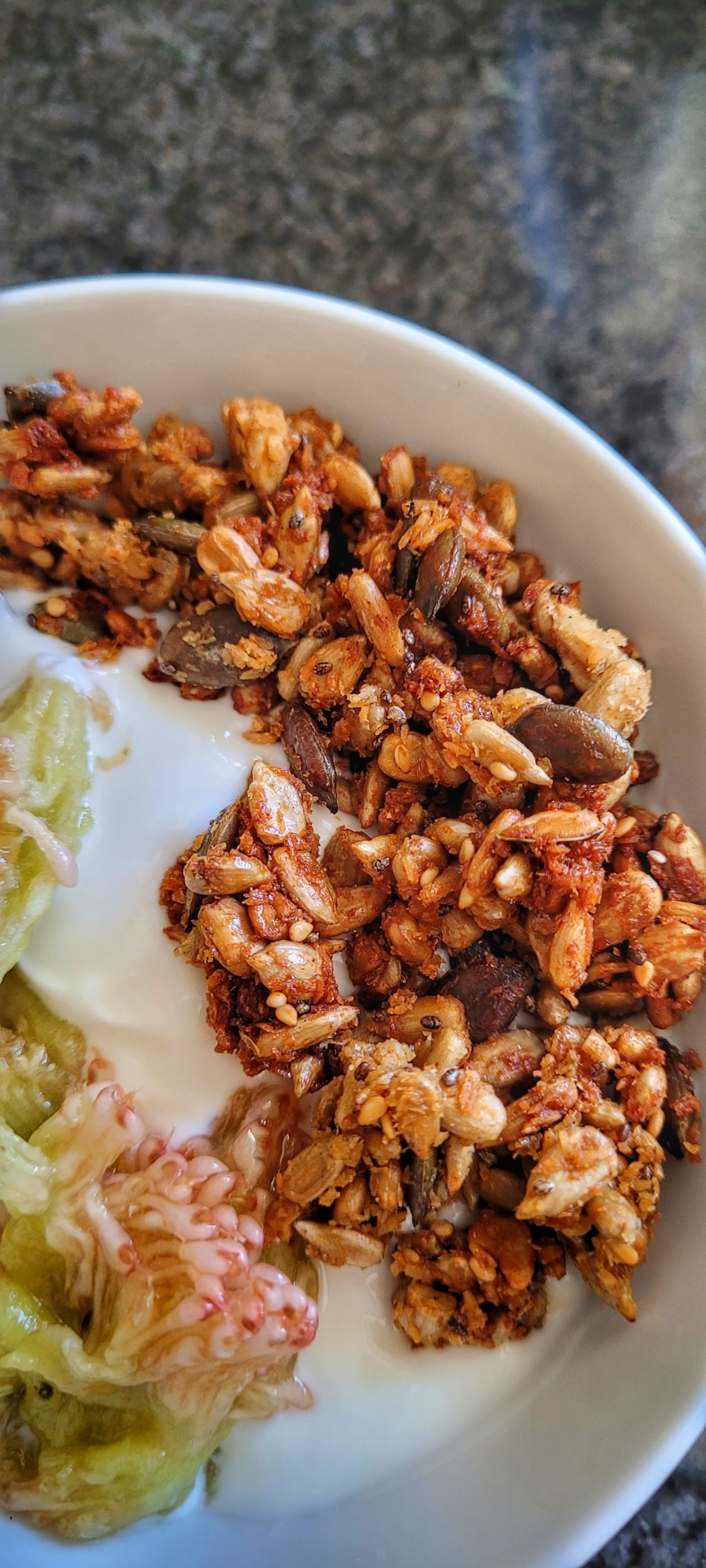 Prato de granola com iogurte e pedaços de fruta