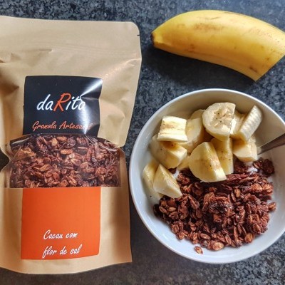 Pacote de granola artesanal daRita com tigela de granola e banana