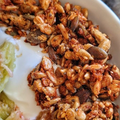 Prato de granola com iogurte e pedaços de fruta