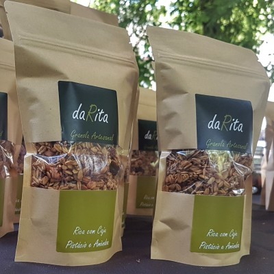 Pacotes de granola artesanal da marca daRita em sacolas de papel kraft