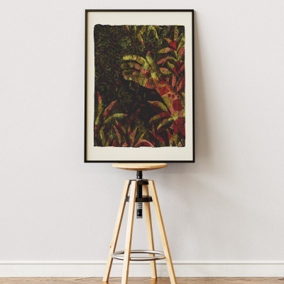 Quadro com arte abstrata de folhas e mão em moldura preta sobre banco de madeira contra parede branca