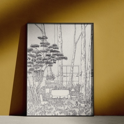 Quadro decorativo com desenho a preto e branco de uma sala com árvores, sofá e plantas, com moldura preta, apoiado numa parede amarela