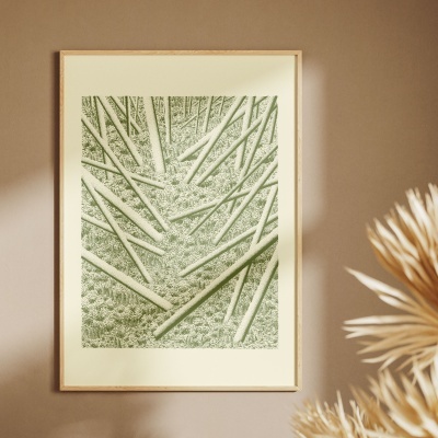 Quadro com arte abstrata verde e moldura de madeira clara na parede bege.