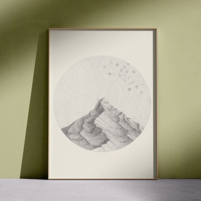 Pôster minimalista emoldurado com ilustração de montanhas em círculo preto e branco