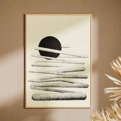 Quadro decorativo abstrato com moldura de madeira clara e formas pretas e cinza sobre fundo bege