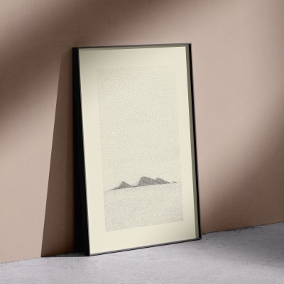 Quadro minimalista com montanhas cinza em moldura preta encostado em parede rosa