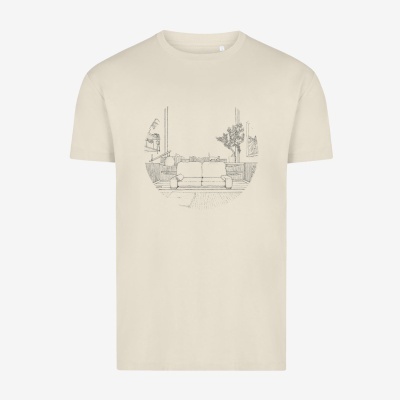 T-shirt creme com estampa preta de sofá e decoração