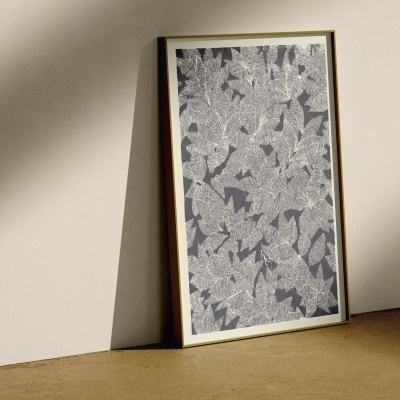 Quadro com estampa de folhas brancas sobre fundo cinza escuro em moldura dourada