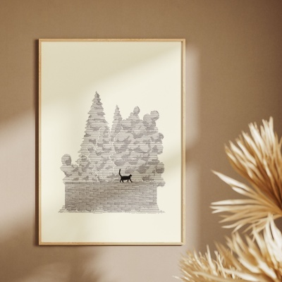 Quadro com ilustração de muro, arbustos e gato preto em moldura de madeira numa parede bege com planta seca ao lado