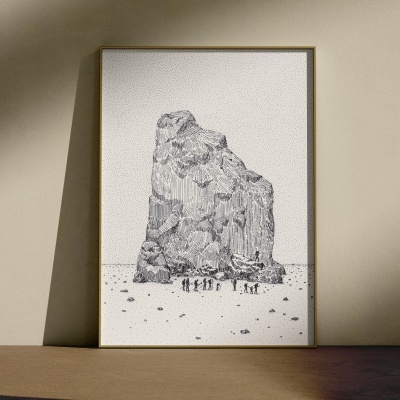 Desenho a preto e branco de uma rocha e pessoas pequena à sua frente, enquadrado e encostado numa parede.