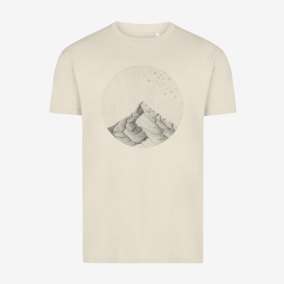 T-shirt creme com desenho em preto e branco de montanhas e estrelas