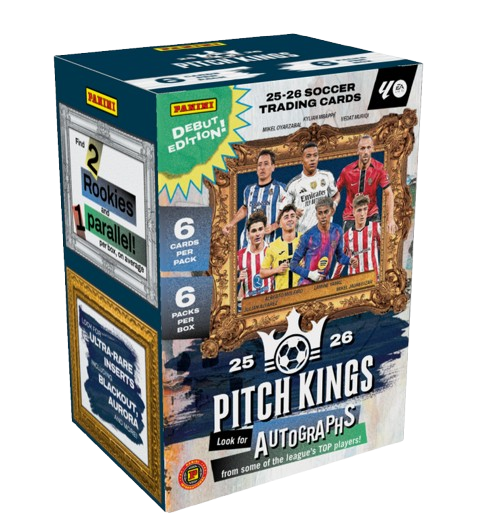Caixa de cartas de futebol Panini Pitch Kings 25-26 com imagem de jogadores e texto promocional.