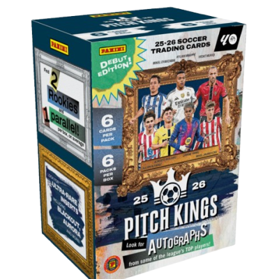 Caixa de cartas de futebol Panini Pitch Kings 25-26 com imagem de jogadores e texto promocional.