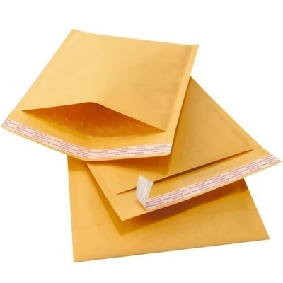 Três envelopes acolchoados amarelos com fita adesiva de segurança