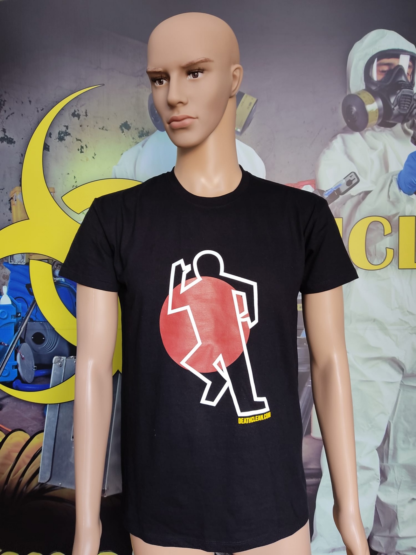 Camiseta preta com estampa de figura dançando em círculo vermelho e texto amarelo