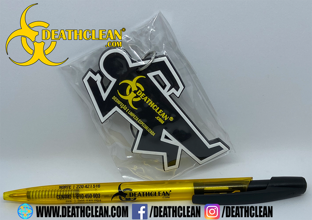 Caneta amarela e preta e chaveiro em forma humana com logo DEATHCLEAN.COM