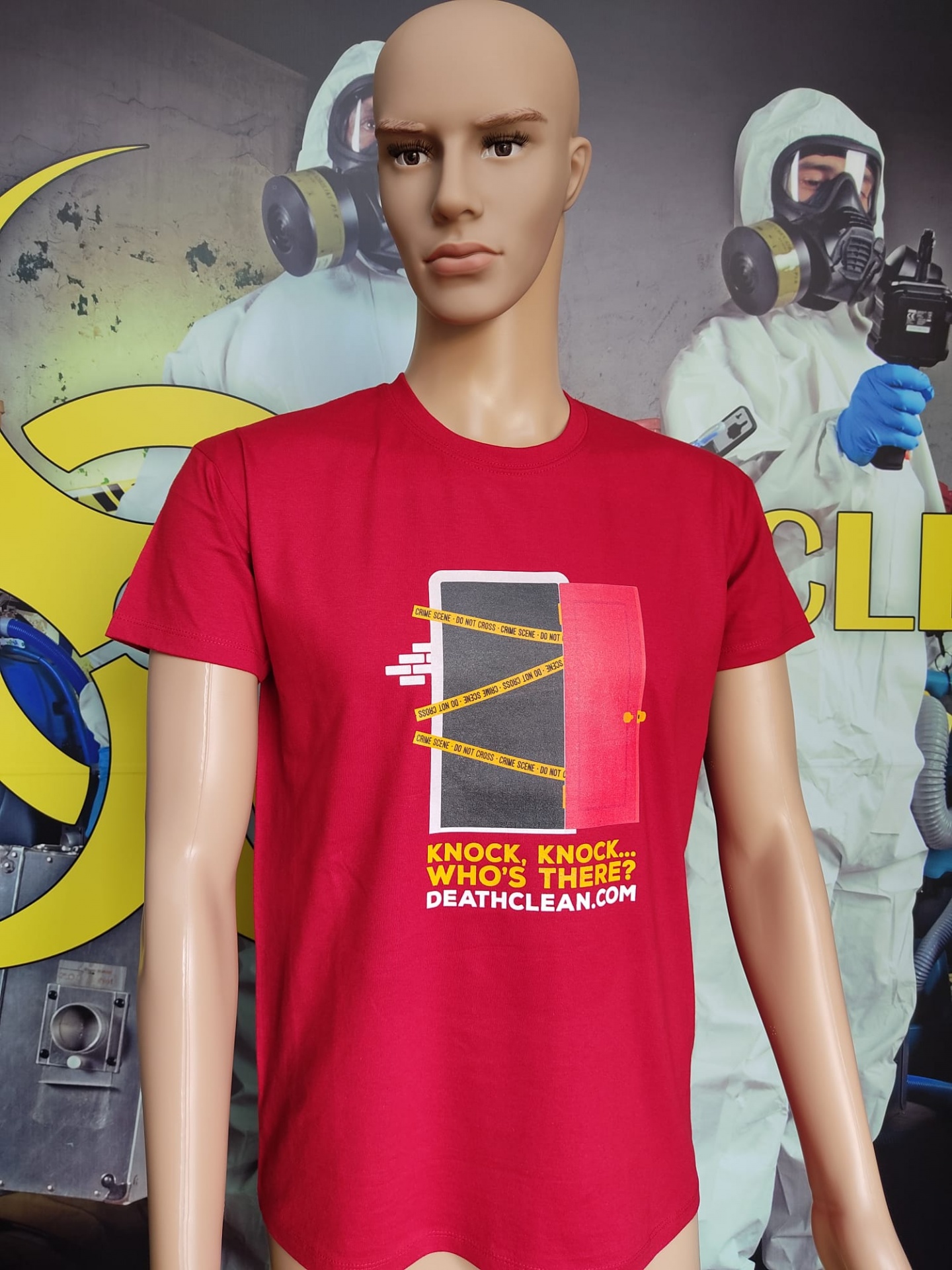 T-shirt vermelha com estampa de porta e texto promocional num manequim masculino